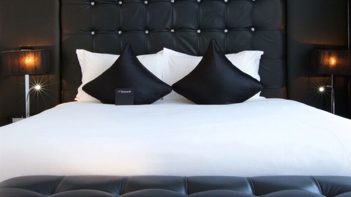 Bermondsey Square Hotel – Lucy 15 Recc Card size